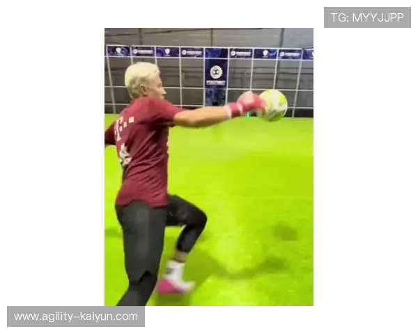 足球球星穿紧身衣展现运动魅力与职业态度的精彩瞬间